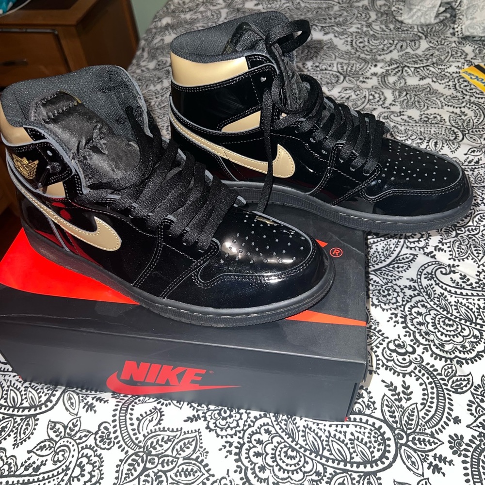 COPY - Air Jordan retro black and gold